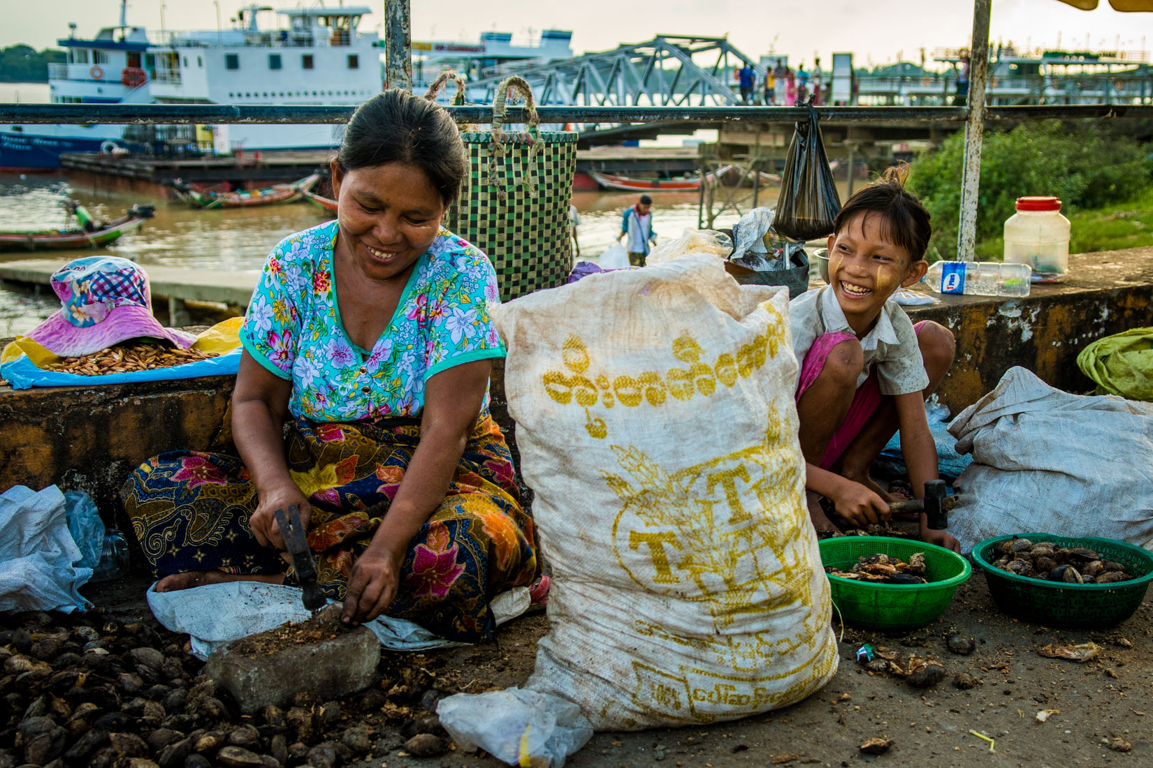 Children in street situations – collecting plastic for recycling