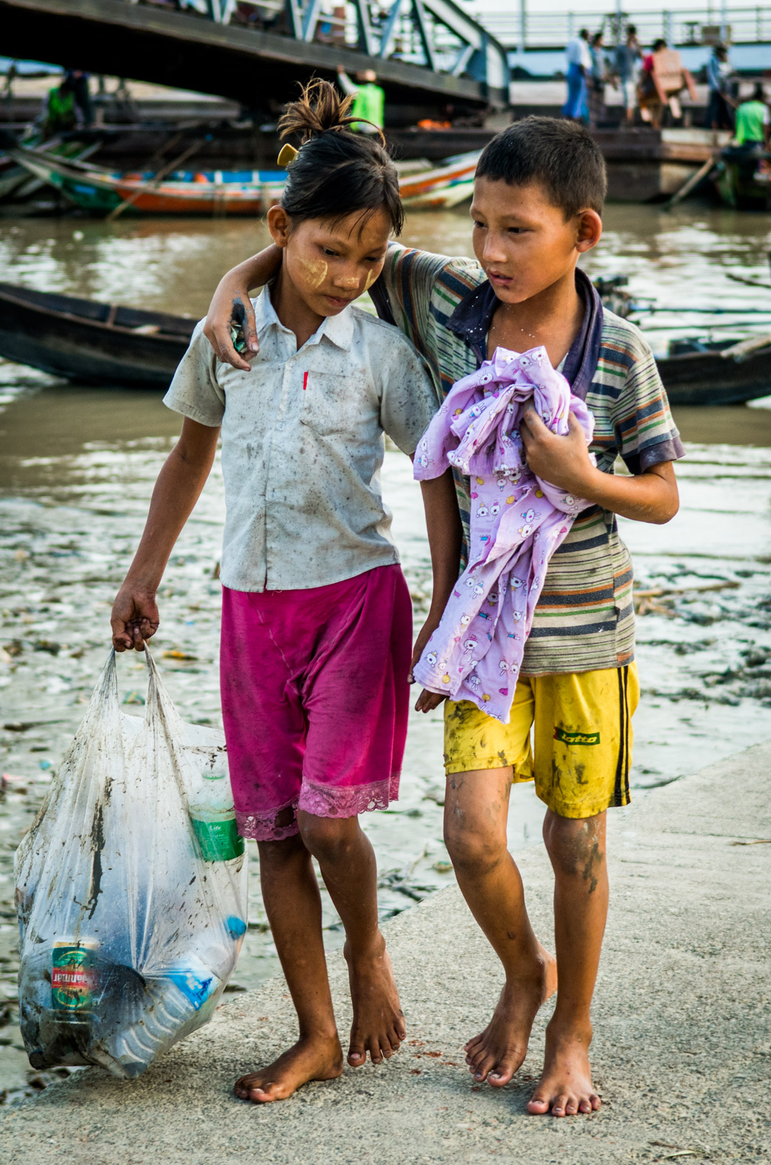 Children in street situations – collecting plastic for recycling