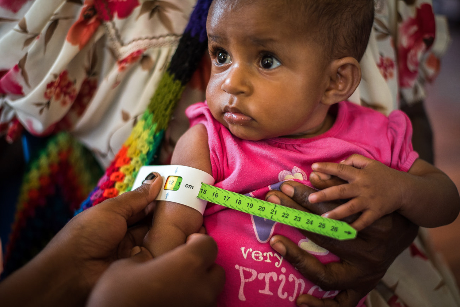 Susu Mama’s clinic in Goroka. A girl’s arm is being measured to check if she is malnourished.
